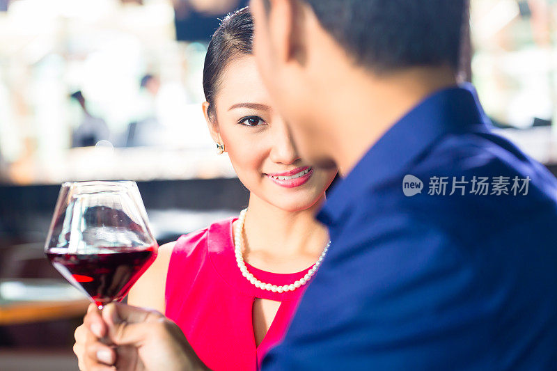 亚洲夫妇与葡萄酒在餐厅