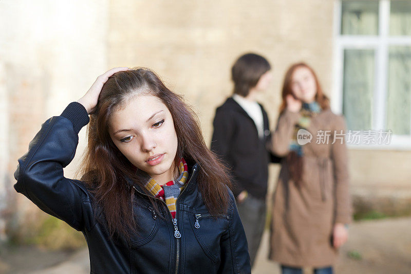 这对幸福夫妻的背景是一个不幸的女孩