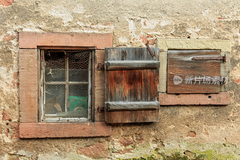 阿尔萨斯-里比维尔的中世纪房屋，有风化的百叶窗