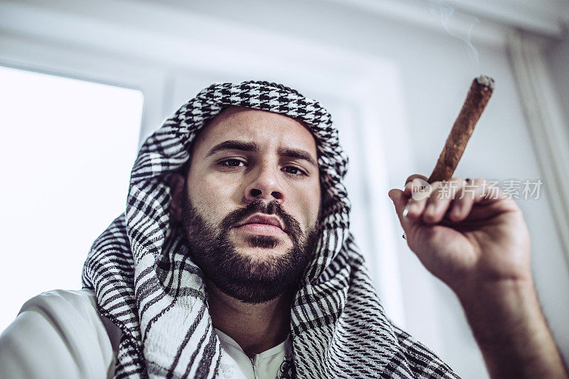 一个拿着雪茄的阿拉伯人
