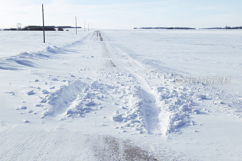 雪地乡村公路上的轮胎痕迹