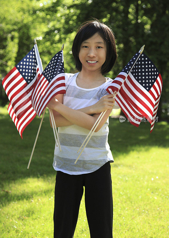 亚洲女孩扛着美国国旗