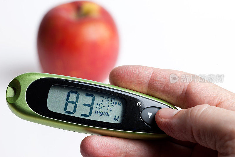 血糖测量仪血糖正常，苹果