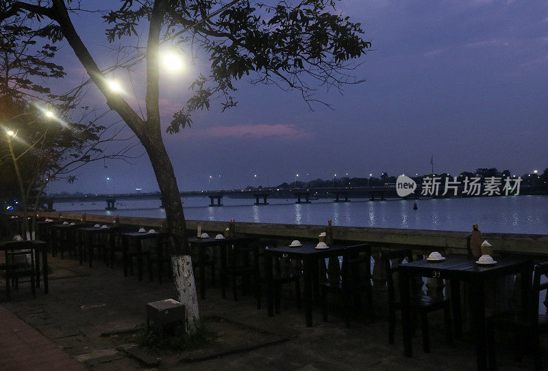 香河畔的餐厅餐桌