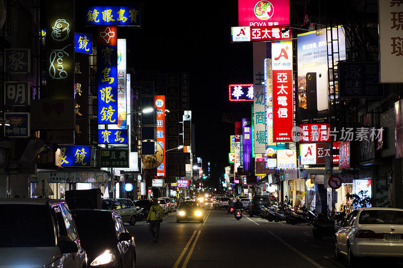 晚上，台湾花莲商业街停放着车辆和车流