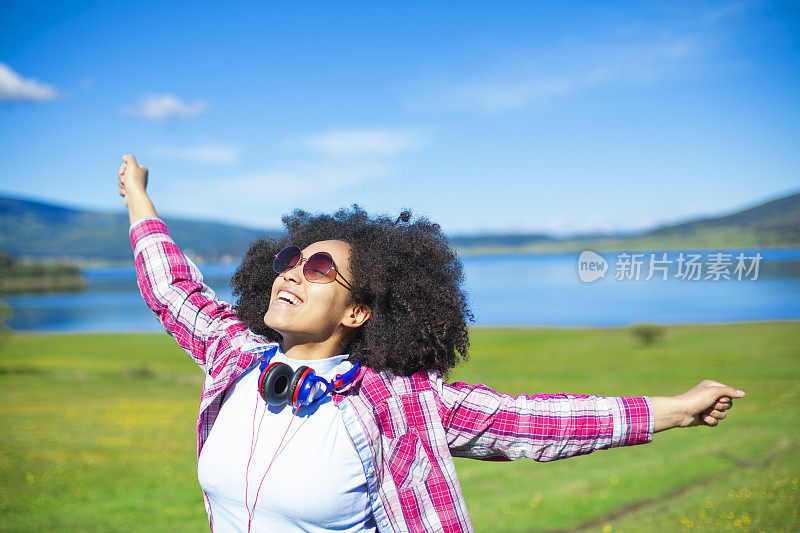 在大自然中听音乐的女人。