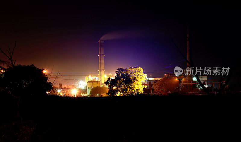 夜间的肥料工厂