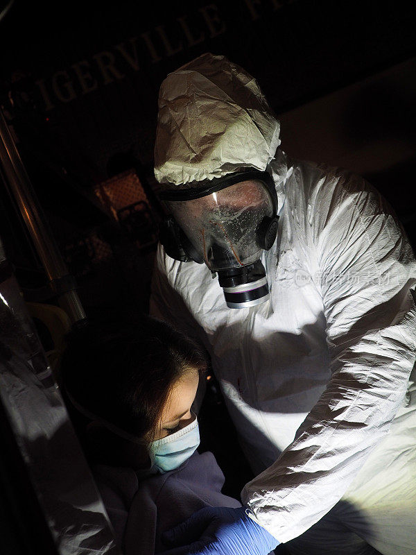 与埃博拉患者一起工作的医务工作者