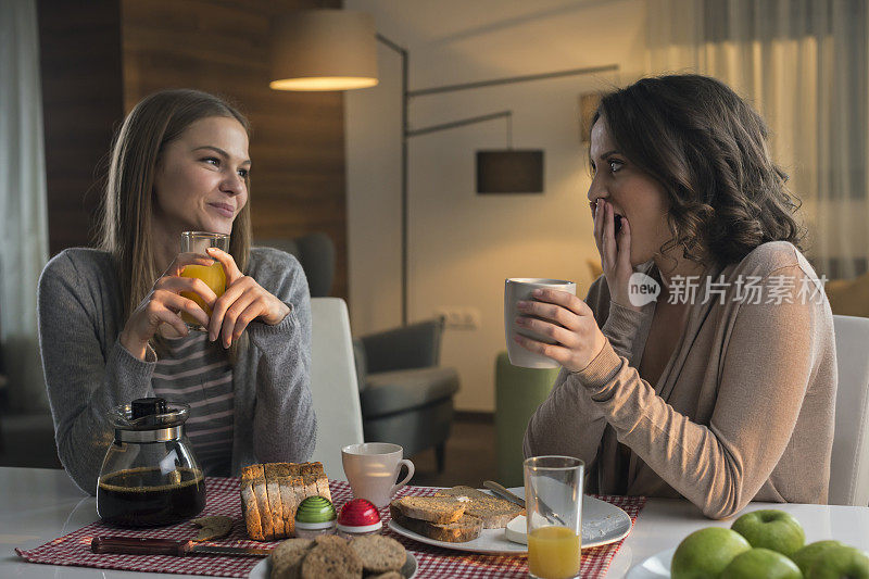 年轻女人一起吃早餐