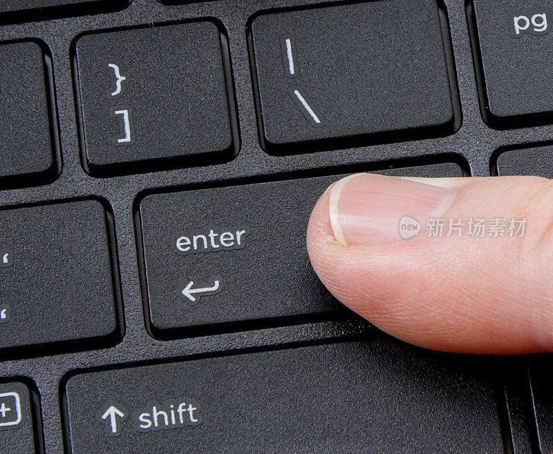 电脑输入键用手指按下