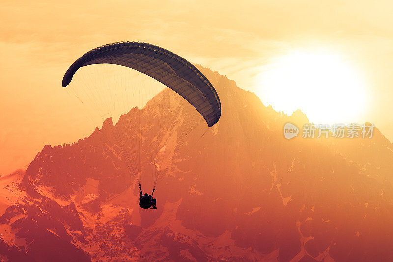 阿尔卑斯山山峰上的滑翔伞侧影