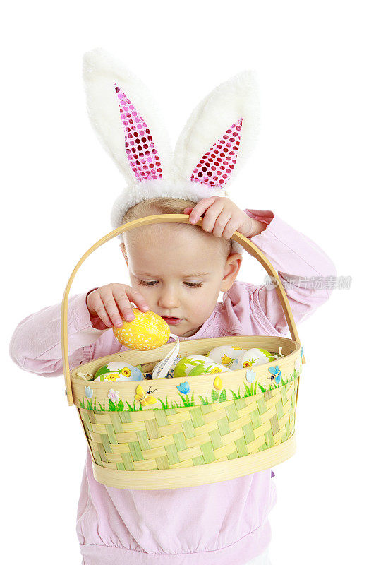 带着复活节篮子的小兔子女孩
