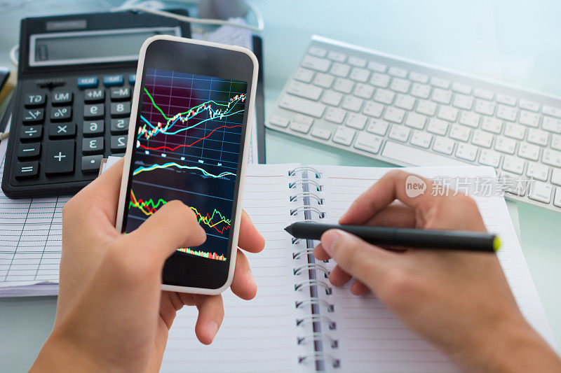 股票市场图表和办公室工作