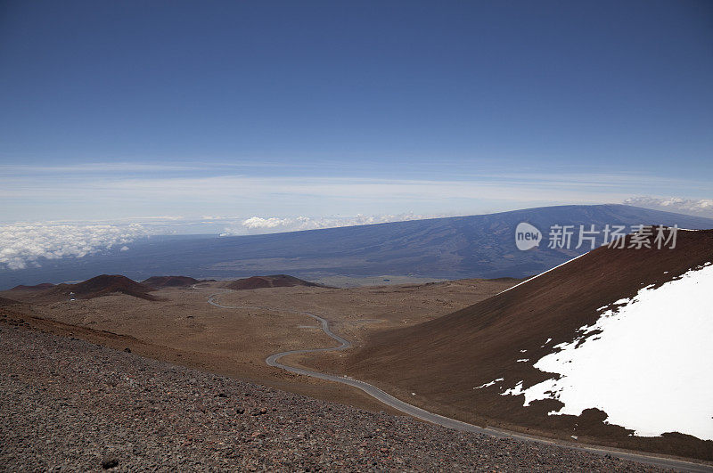 夏威夷莫纳克亚山的蜿蜒公路上有雪