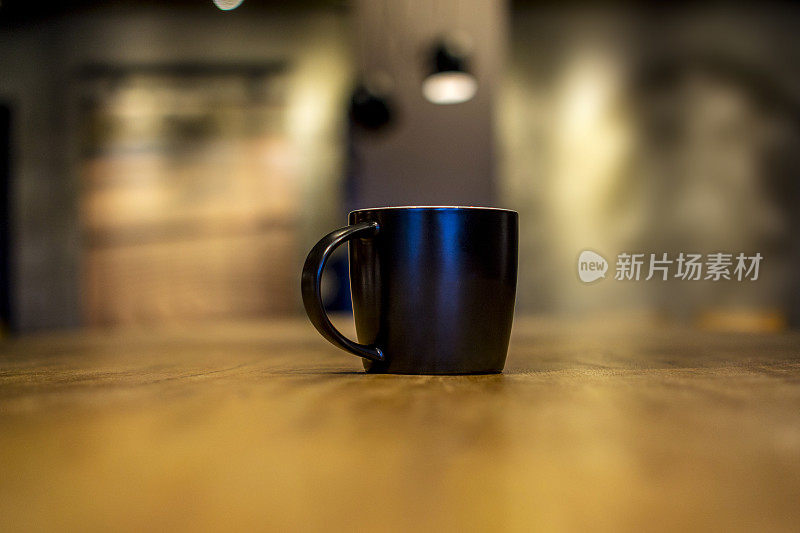 黑咖啡杯放在木桌上