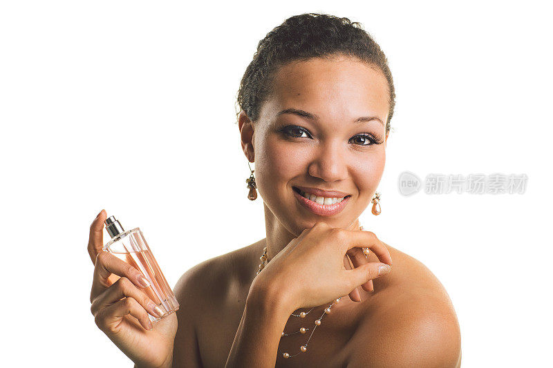 美丽的非洲裔美国女人用香水看着相机