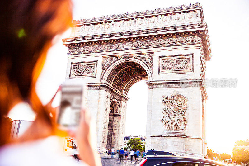 游客在巴黎探索城市地标-凯旋门