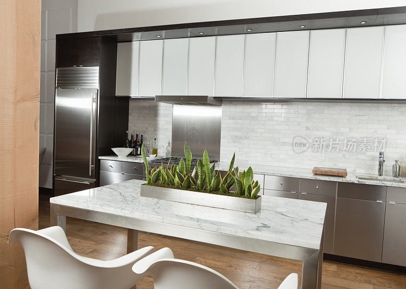 现代厨房设计，不锈钢，大理石在现代公寓家庭
