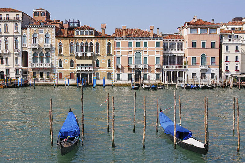 威尼斯运河上停泊的贡多拉
