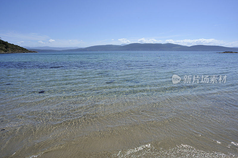 布鲁尼岛的海滩和大海，