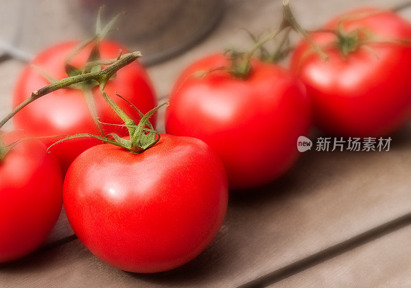 从藤上新鲜种植的西红柿
