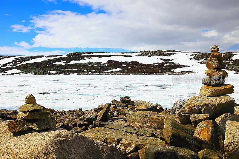 Inukshuk，冰雪覆盖的湖，山脉-哈丹格，挪威，斯堪的纳维亚