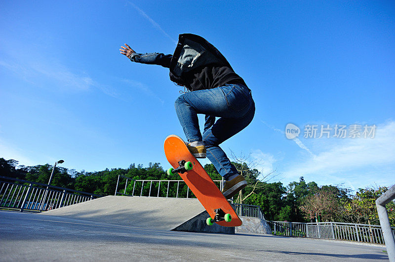 滑板运动员在滑板公园滑板的特写