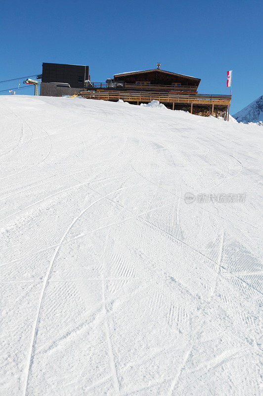 完美准备的滑雪坡道