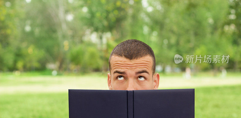 男人皱着眉头，从书中窥视，看着拷贝空间