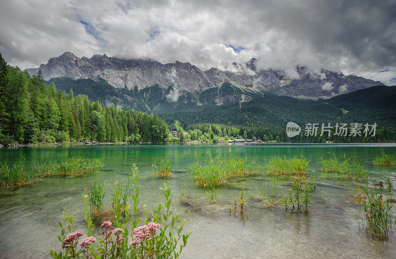 美丽的湖景Eibsee和Zugspitze