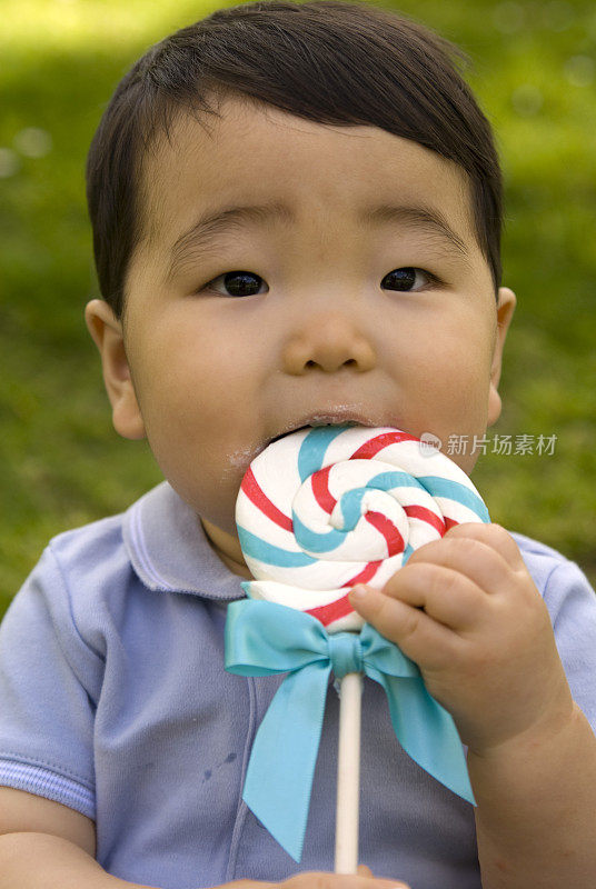 亚洲小男孩，韩国小孩吃棒棒糖