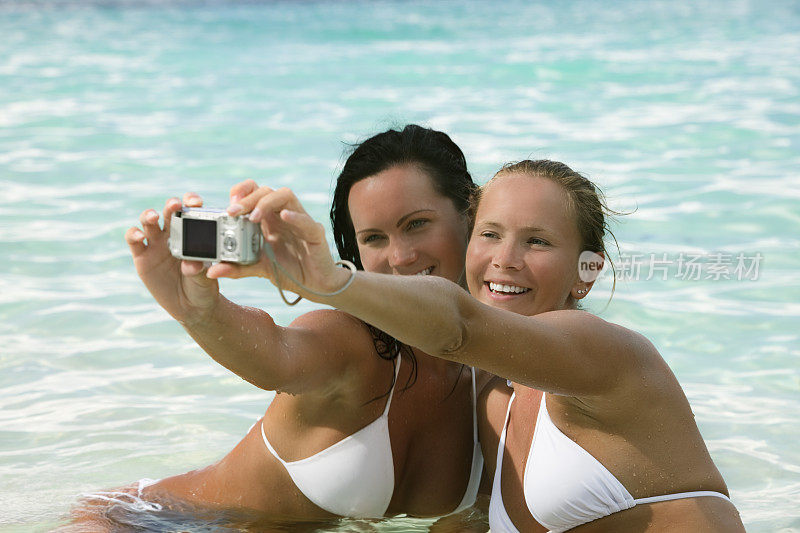 女孩们在海滩上拍照