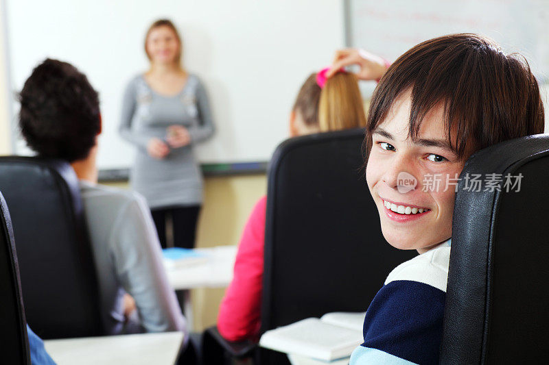 学生们坐在教室里上课。