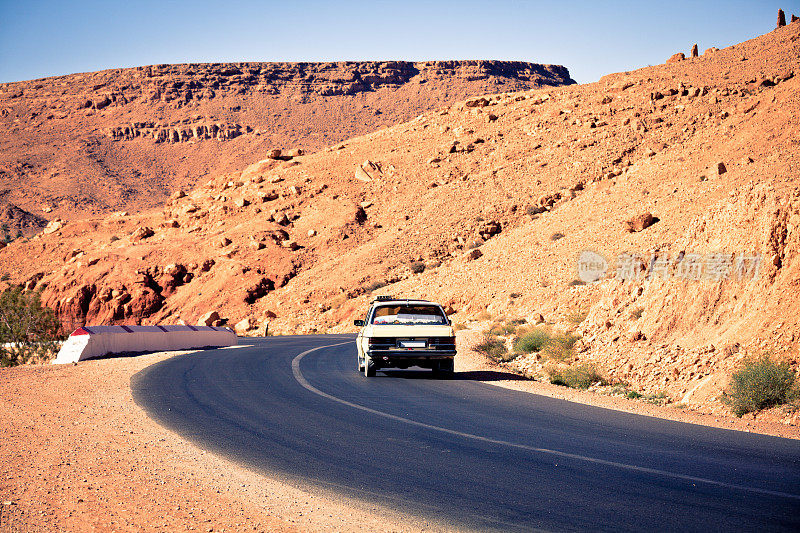 穿越摩洛哥沙漠的老奔驰