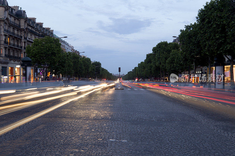 法国巴黎香榭丽舍大街上的红绿灯