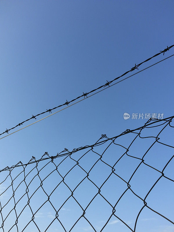 监狱里生锈的栅栏和带刺的铁丝网
