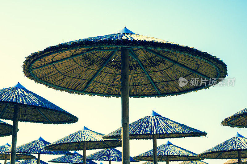 希腊海滩稻草遮阳伞