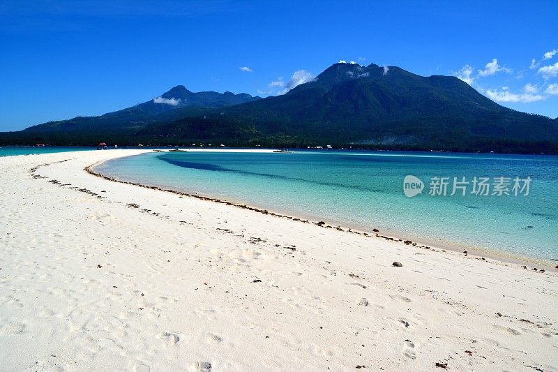 田园诗般的白岛和卡米圭火山，菲律宾