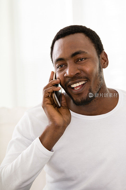一个非洲人在用手机聊天