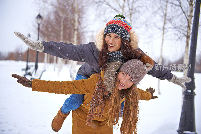 女性朋友在外面享受下雪天