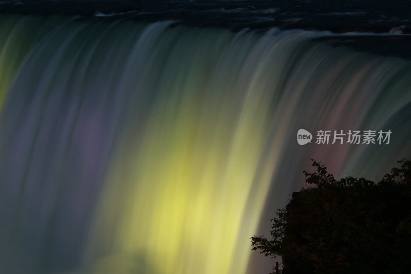 彩色灯光下的尼亚加拉大瀑布