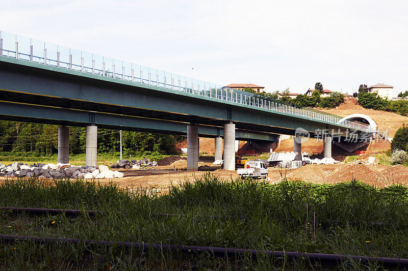 多车道高速公路。彩色图像