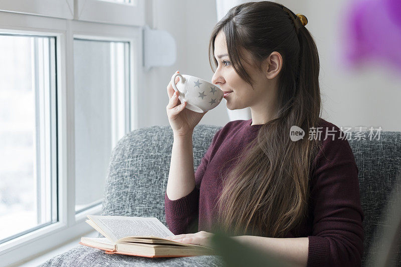 年轻女子正在家里吃早餐