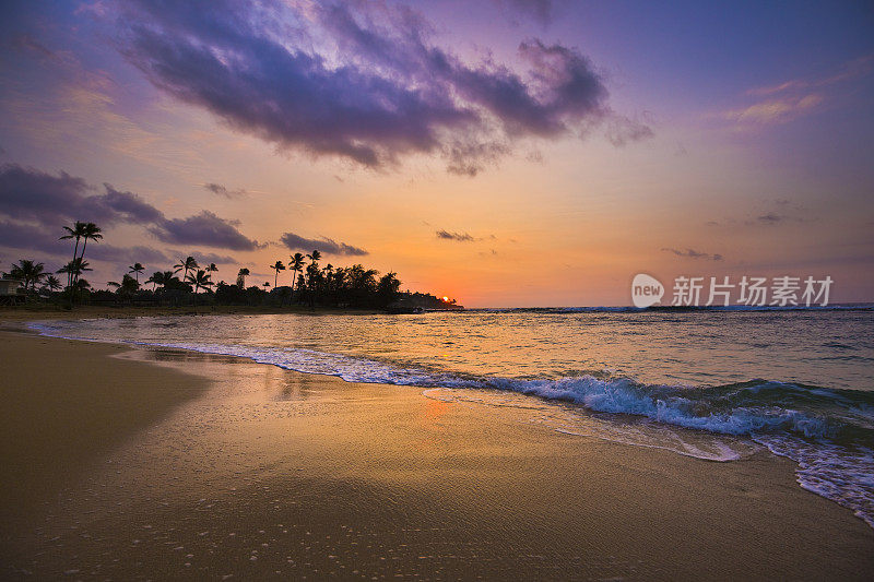 考艾岛波伊普海滩的夏威夷日出