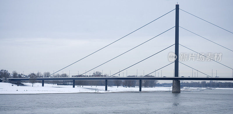 桥在杜塞尔多夫