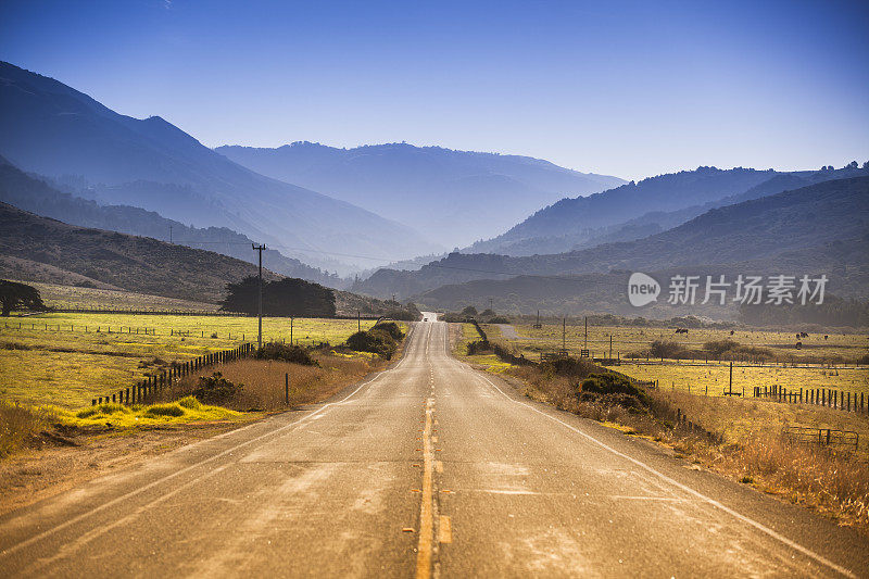 沿着大苏尔，海岸线和海洋的道路