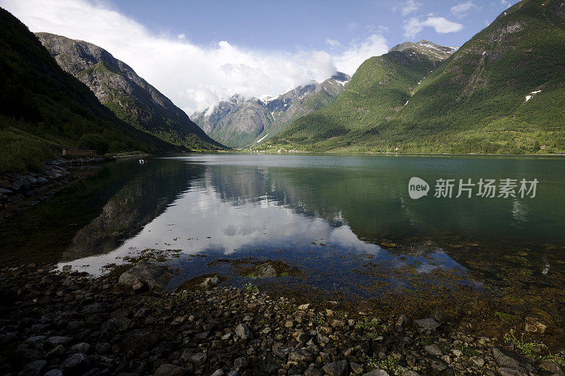 和平的挪威峡湾