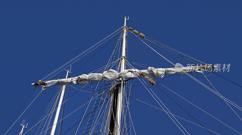 高帆船上的桅杆顶部