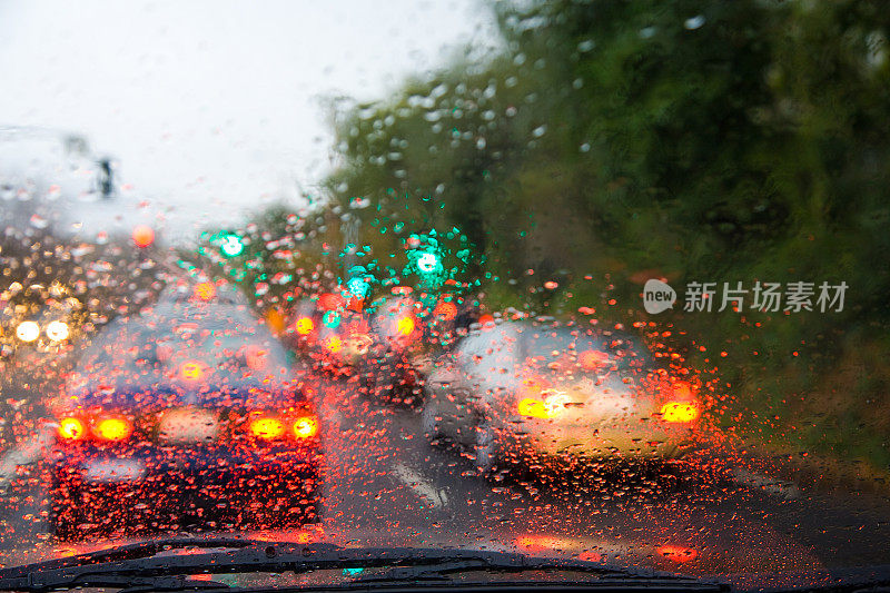 交通中的雨天