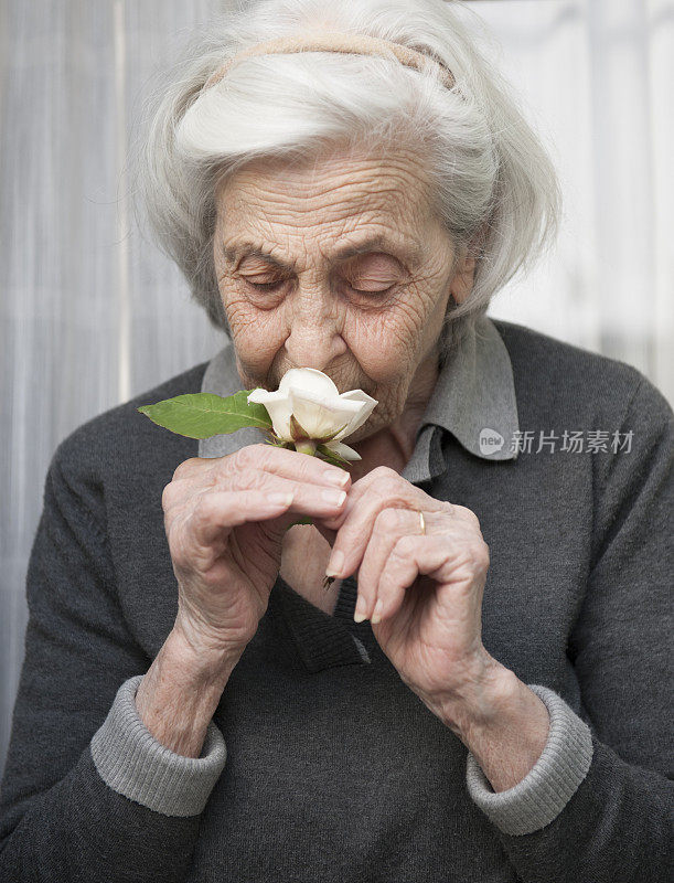 闻玫瑰香的资深女性